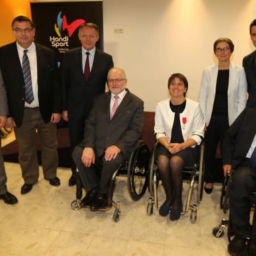 Emmanuelle Assmann reçoit la médaille de Chevalier de la Légion d’honneur des mains de Tony Estanguet